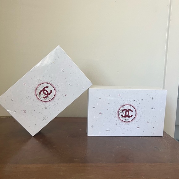 Chanel White and Red Box - Picture 2 of 8